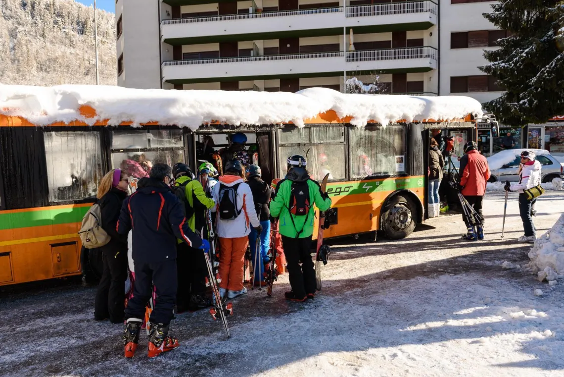 A sciare si va senza auto: scende in pista lo Skibus!